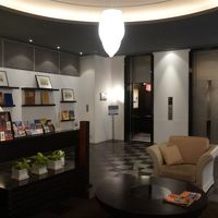 フロント前ロビー、エレベータもここから。