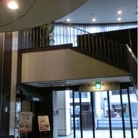 1階にはロイヤルホスト。2階にフロント。