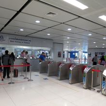 大きなお札しかない人は、窓口で乗車券を購入します