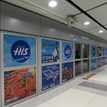 乗車ホームに到着です…HIS一色でした