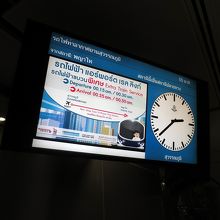 ボードの右上には、電車到着までの時間が表示されています