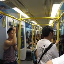 通勤時間帯でもないのに、結構な混みようです