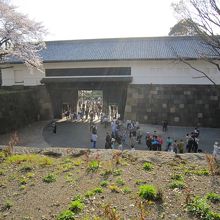 慰霊堂から櫓門