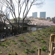 慰霊堂から高麗門