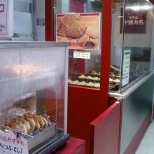 お店でたい焼きを焼いています。