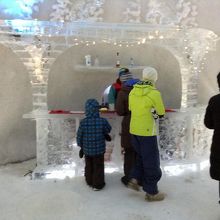 氷で出来たカフェ