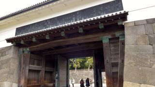 旧江戸城の重厚な石垣と門が残っています