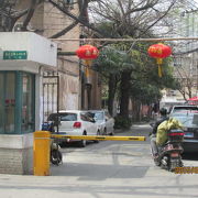 上海の共同租界（西）・澳門路には日本の内外綿紡績工場の社員住宅が上海住民の住宅として使われています。