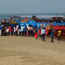 ミラマー・ビーチ発のマンドヴィ川巡りボートは地元の人に人気。