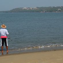 マンドヴィ川北岸を眺めながら釣りをする人も。