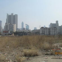 再開発中の広い敷地が有ります。