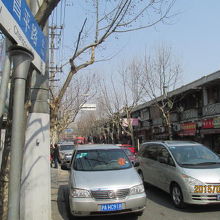 江寧路と昌平路の交差点。下町の商店街。