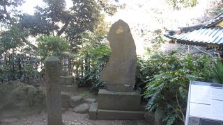 福石のすぐ近くの石柱です。見分けづらい！