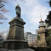 燈籠と品川弥二郎像