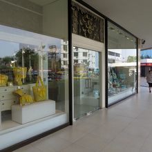 １階には「ナラヤ」や…