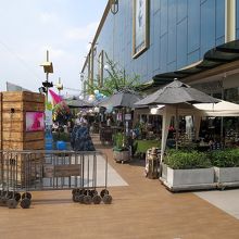 お洒落なレストランなどもあり…