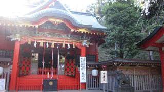 朱色の美しいお社