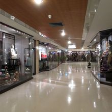 大部分は骨董品店です