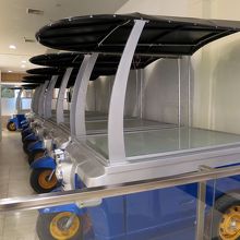 大型骨董品を運ぶトゥクトゥク型のカート、可愛かったです