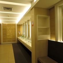 美術館のように美しいデザインのトイレ