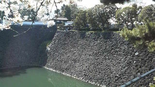 橋の両側に広がるお堀がなかなかの眺めです