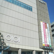 北千住駅のすぐそばに建っています。