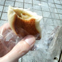 丸ごと餃子が入った「餃子パン」です。