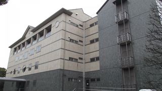 中に入ってみたくなった立派な建物です