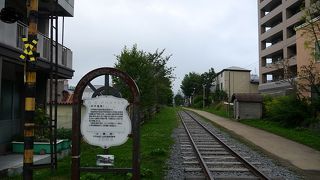 歴史ある線路に味わいのある遊歩道