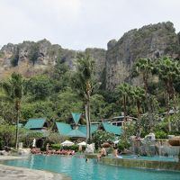 ホテルの後ろは切り立った岩