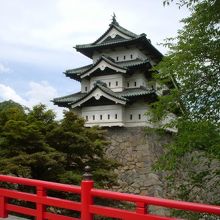 ちなみに…夏の弘前城と桜の木。新緑も綺麗です。