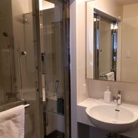 洗面所、隣りが浴室です。