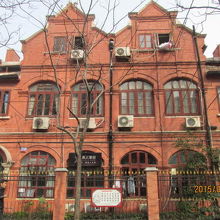 赤煉瓦の大きなお屋敷が並んでいます。