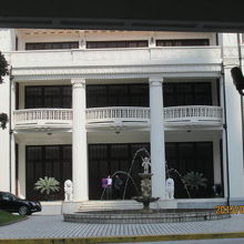 ロマネスクの柱、フランス式の小さいベランダ。