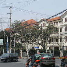 泰興路と康定路の交差点から見ました。