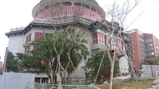 南海学園へ続く道