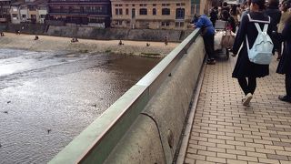 繁華街に架かる橋