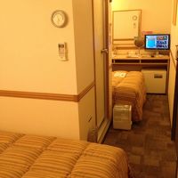 部屋の真ん中にバスルームがあります