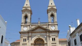 ホワイトとアイボリーの清々しい雰囲気の教会♪