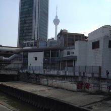 神聖な場所と下界を分ける川