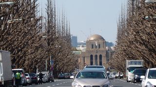 青山通りからも見えます