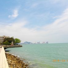 海に面しています。