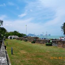 要塞の周りの一段高いところに大砲が並んでいます。