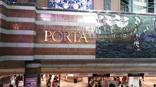 そごう横浜店、スカイビルへの通り抜けも可能である為、非常に人通りが多い