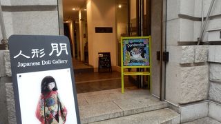 京都の三条通にあるレトロなビルの一つ