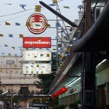 赤丸にカニマークの白抜きが目印