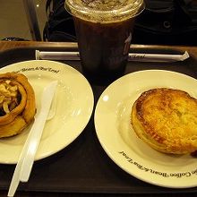 惣菜パンと菓子パンは、別々に盛り付けてくれました。