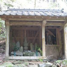 平重盛公内室の墓