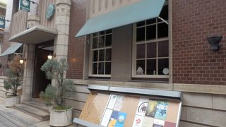 烏丸通(南北の路)から三条通( 東西の路)へ入るとすぐのビル