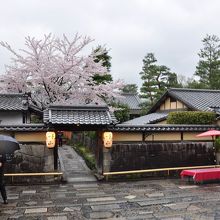 左側の男性に人数を言うと案内してくれます